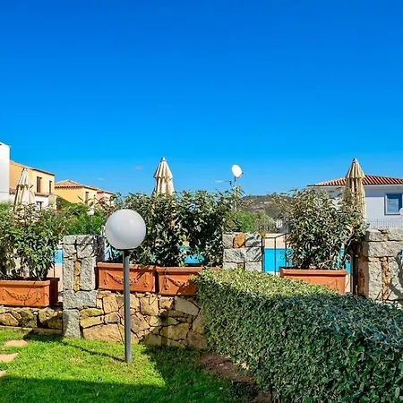 Two-room Facing The Pool In An Elegant Setting Just 2 Km From The Sea *