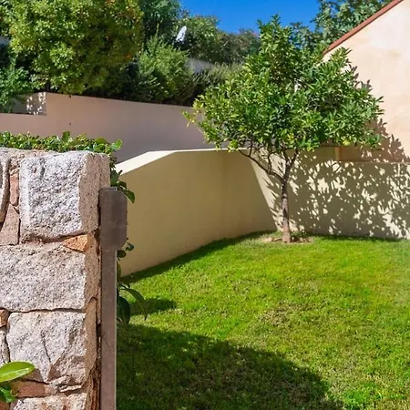Hébergement de vacances Two-room Facing The Pool In An Elegant Setting Just 2 Km From The Sea *
