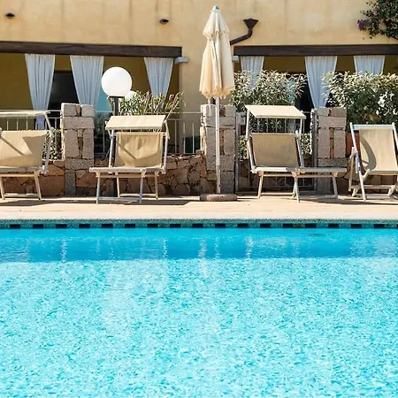 Σπίτι διακοπών Two-room Facing The Pool In An Elegant Setting Just 2 Km From The Sea Όλμπια